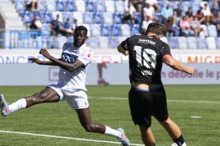 Alessandro Vogt (de dos) a renversé presque à lui seul le Lausanne-Sport de Kevin Mouanga dimanche à la Tuilière. KEYSTONE/PETER SCHNEIDER
